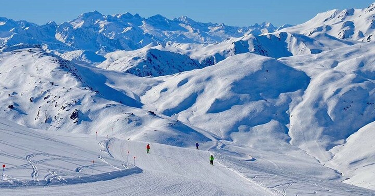 Actividad guiada de esquí en Baqueira con equipo y forfait
