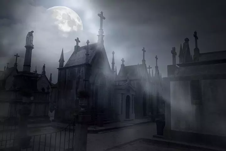 Cemetery and Ghost BYOB Bus Tour in New Orleans