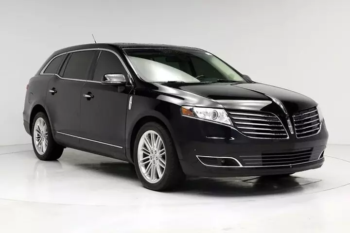 Private transfer Minneapolis or St.Paul to Minneapolis MSP Airport by Car or SUV - Primary Image