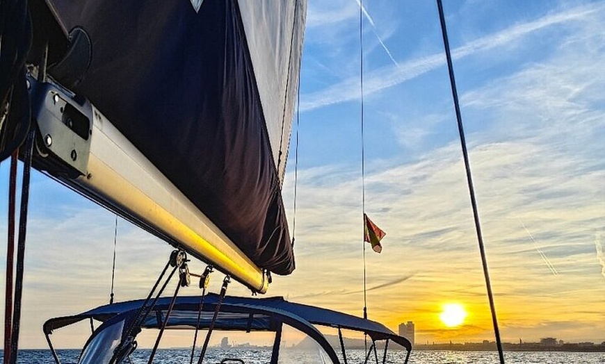 Image 3: Paseo en barco a la puesta de sol en grupo reducido