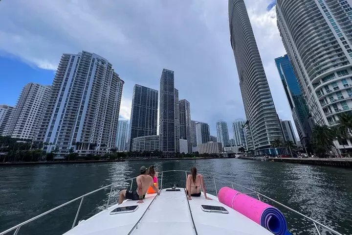 Miami Beach Luxury Yacht Adventure: Explore Stunning Coastline