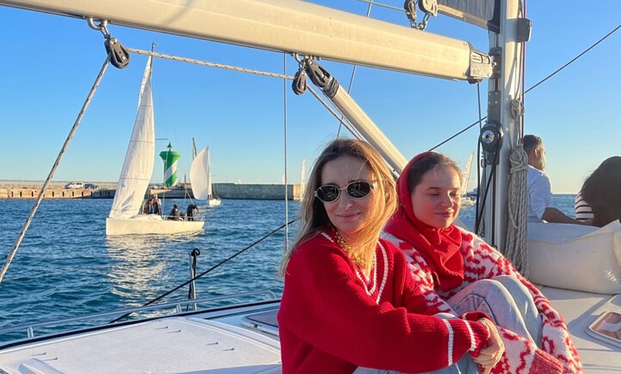 Image 25: Paseo en Velero al Atardecer en Barcelona con Capitán Local