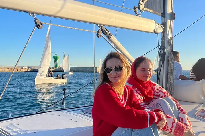 Crucero al atardecer en Barcelona liderado por Young & Local Captain