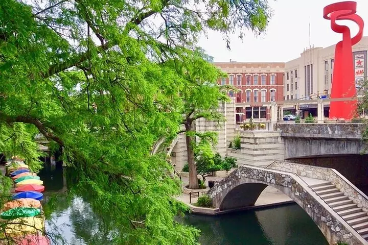 Walking Tour Along the San Antonio Riverwalk And Around Downtown