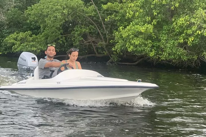 Ft. Lauderdale Mini Powerboat Rental. Canal, Yacht, Mansion Tour