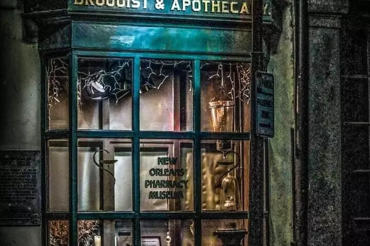 Ghost Tour and Haunted Pub Crawl Party with Free Shot