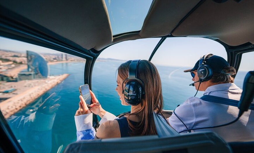 Image 1: Tour a pie en helicóptero, velero y casco antiguo de Barcelona