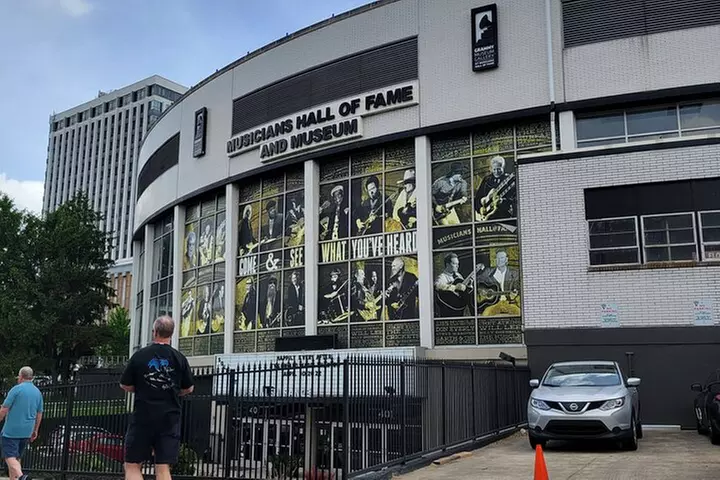 Small-Group Sightseeing Driving Tour of Nashville