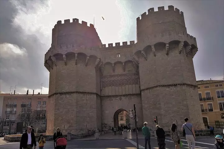 Excursión a pie medieval a Valencia en grupos pequeños con guía local