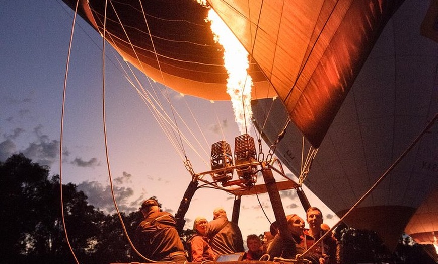 Image 3: Melbourne sunrise balloon flight & champagne breakfast