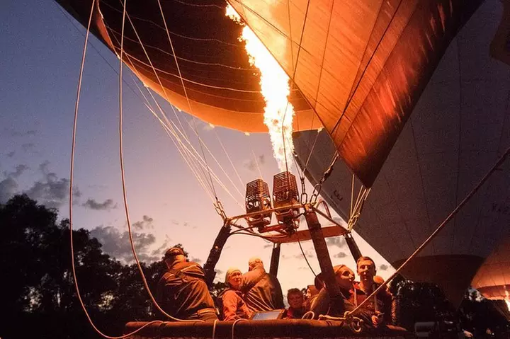 Melbourne sunrise balloon flight & champagne breakfast