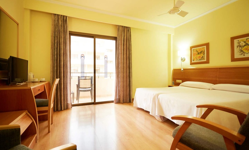 Image 2: ✈ IBIZA | Santa Eulalia del Rio - Invisa Hotel La Cala 4*, 3 nachte...