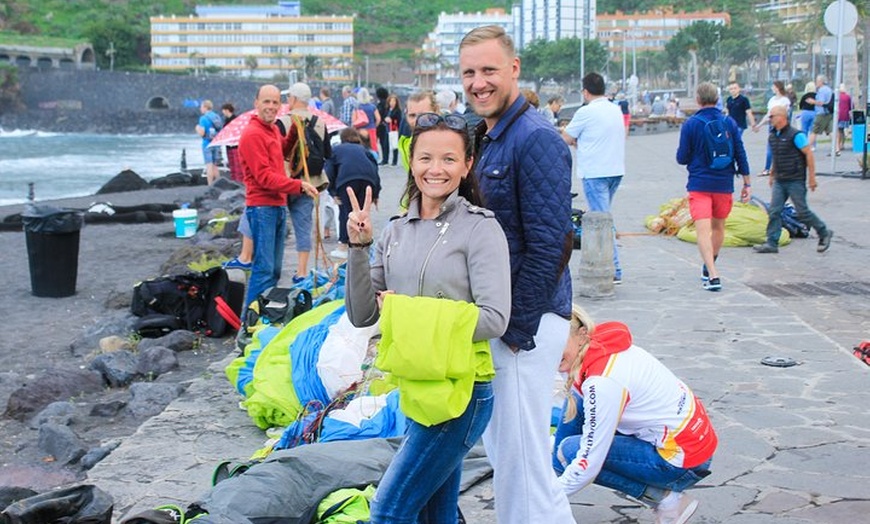 Image 21: Experiencia épica de parapente en Tenerife con el equipo campeón de...