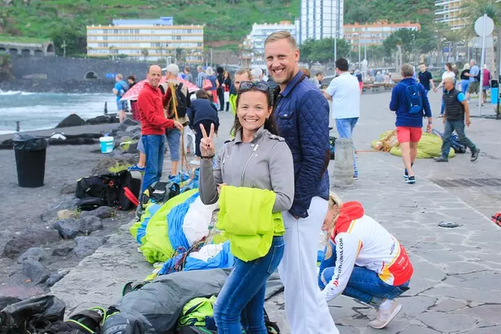 Experiencia épica de parapente en Tenerife con el equipo campeón de...