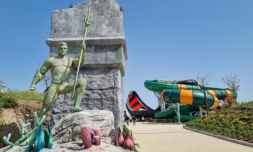 Image 3: Parque acuático Parque Warner Beach desde el centro de Madrid