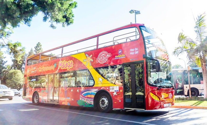 Image 3: Recorrido en autobús turístico con paradas libres por la ciudad de ...