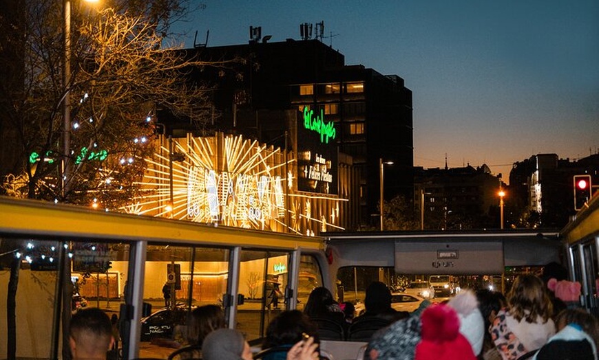 Image 10: Madrid: Visita guiada en vivo de las luces de Navidad de Navibus en...