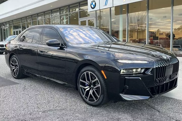 Sedan Arrival Transfer from LaGuardia Airport LGA to Manhattan