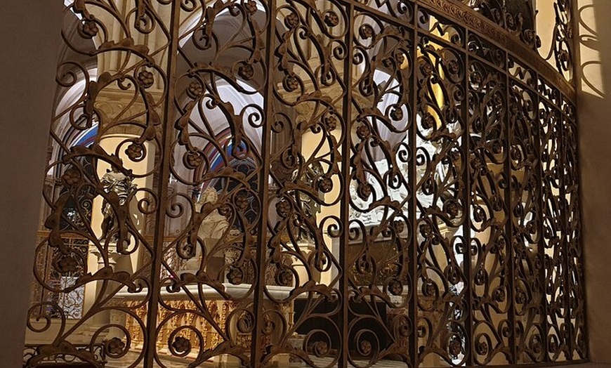 Image 11: Visite guidée intérieure de la cathédrale Notre-Dame de Paris