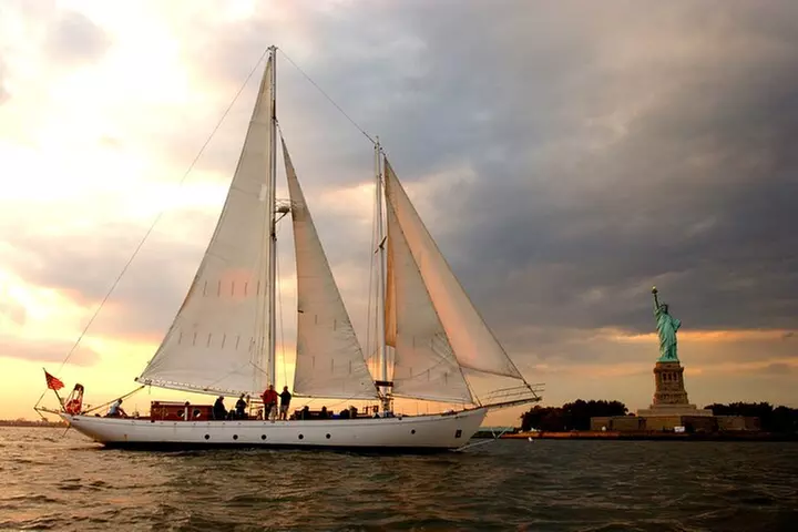 Bubbles and Bites Sail in New York City