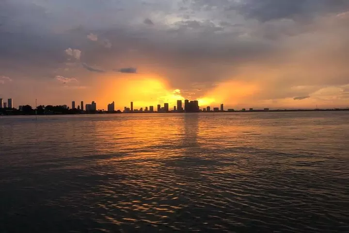 Miami: Sunset Boat Charter Cruise in a Formula Thunderbird
