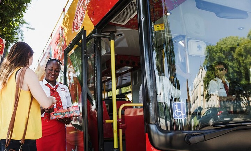 Image 6: Recorrido en autobús turístico con paradas libres por la ciudad de ...