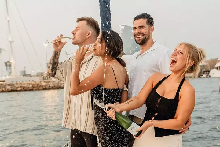 Crucero al atardecer en Barcelona liderado por Young & Local Captain