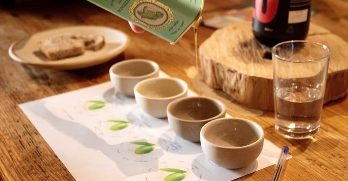 Degustación de aceite de oliva virgen extra andaluz con pan en Granada