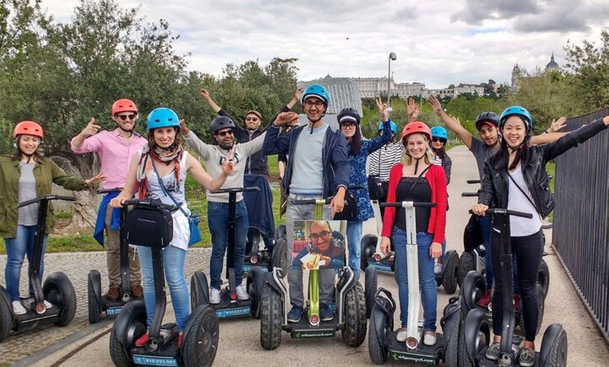 Image 3: Pasea por el famoso Parque del Retiro en Segway