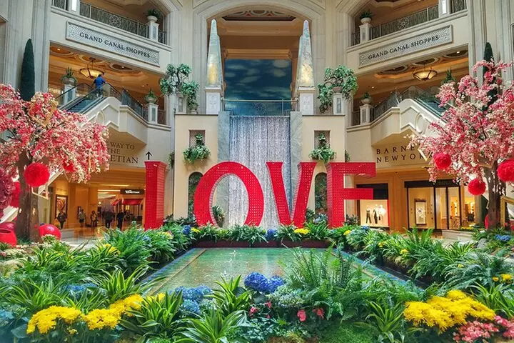 Must-See Spots Vegas Strip Walking Tour
