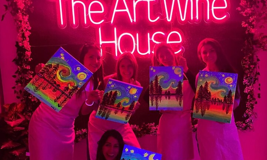 Image 14: Arte y Vino Pinta una Bolsa de Tela Neón y Bebe Vino