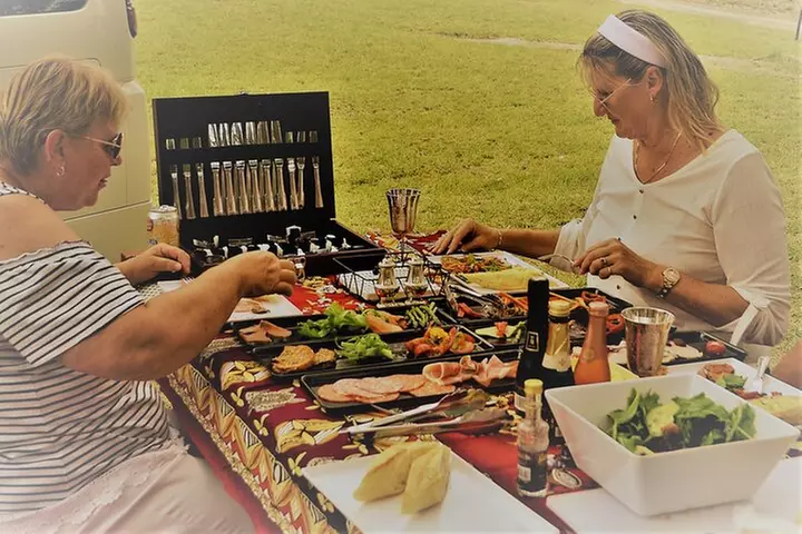 Stanthorpe Small - Group Food Comedy and Wine Tasting Tour