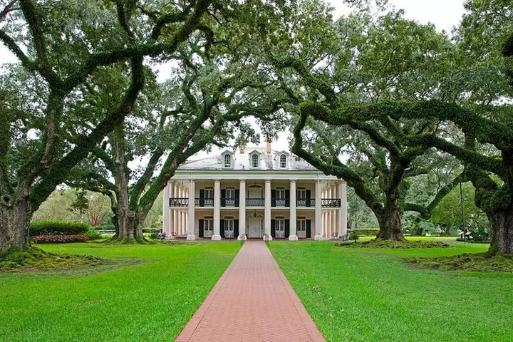 Oak Alley and Laura Plantation Tour with Transportation from New Or...