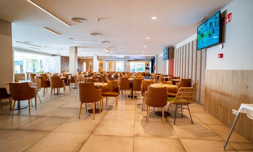 Image 3: ✈ COSTA BARCELONA | Pineda de Mar - Hotel Pineda Splash 4* - Baseny
