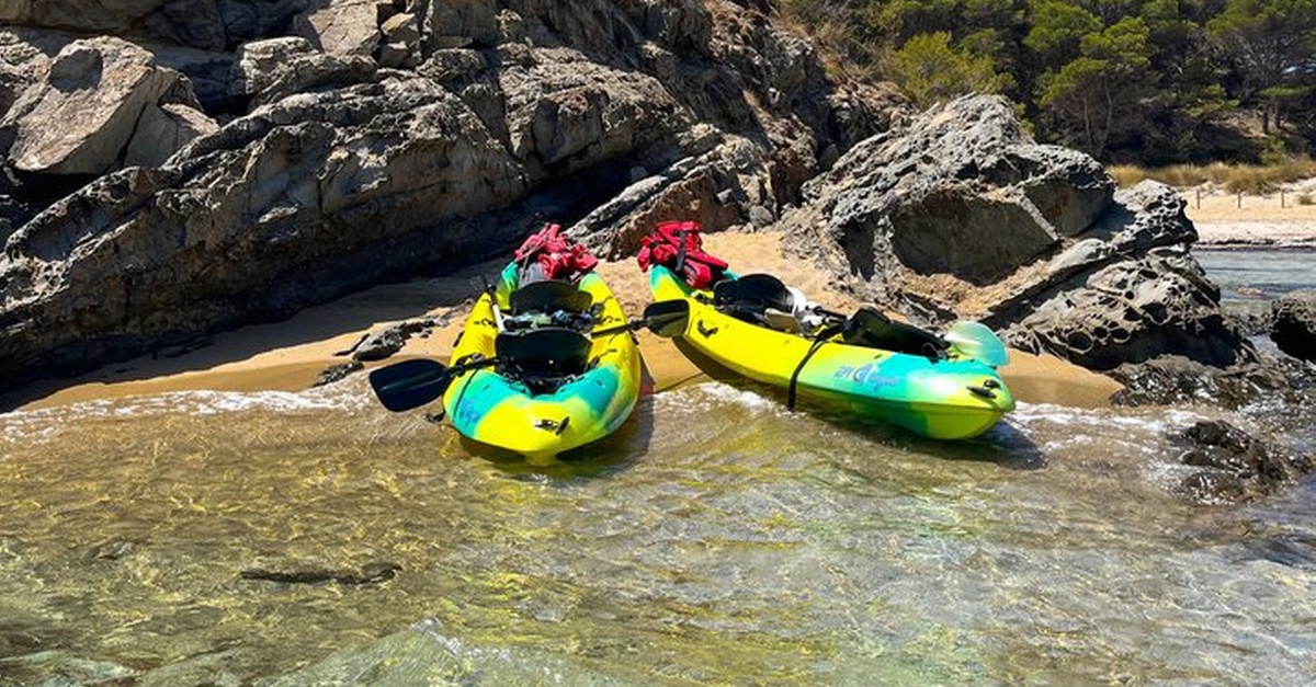 Ruta guiada en kayak por Mongofre y la bahía de Addaia