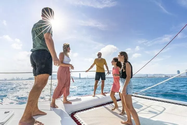 Crucero en catamarán por Barcelona con tapa y bebida incluidas