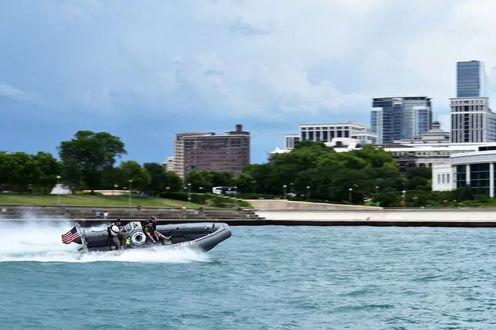 Small-Group Sightseeing Boat Tour in Chicago