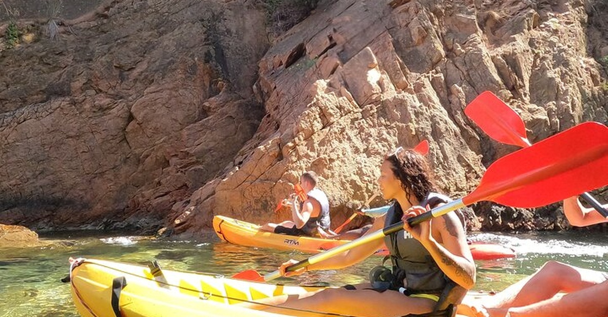 Excursión acuática desde Barcelona con kayak y snorkel