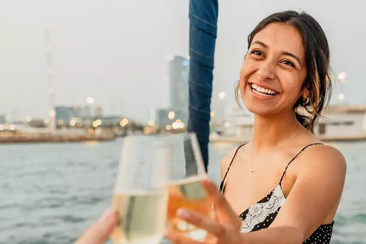 Crucero al atardecer en Barcelona liderado por Young & Local Captain