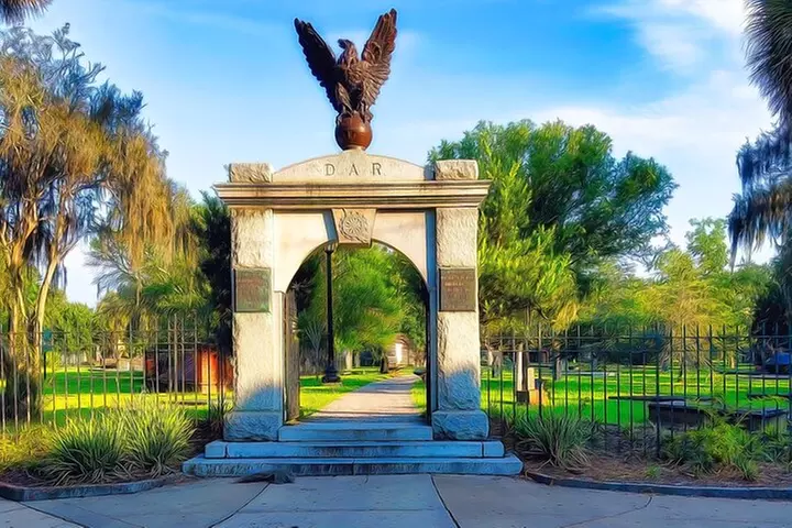 Behind the Plaques - 2 Hour Historical Walking Tour in Savannah