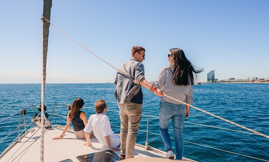 Image 2: Barcelona: Paseo en velero y en bicicleta por el barrio marítimo