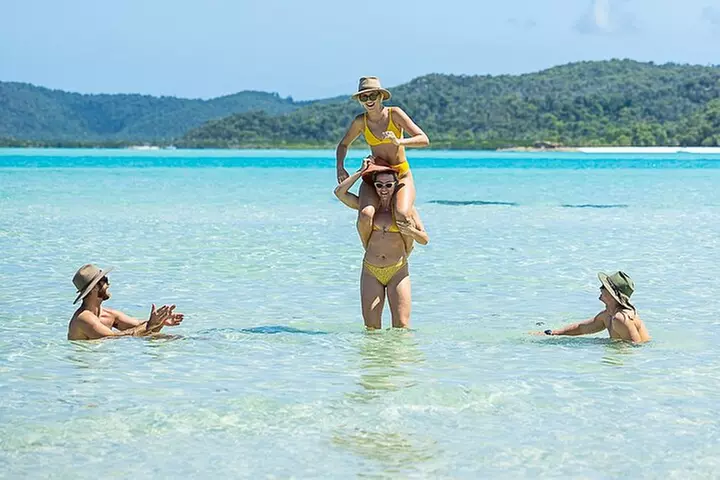 Camira Sailing Adventure through Whitsunday Islands