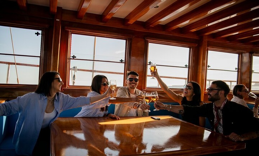 Image 8: Crucero en barco clásico: Experiencia de navegación en Barcelona