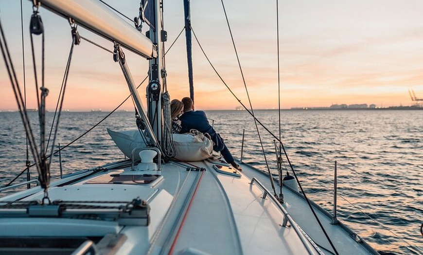 Image 37: Paseo en Velero al Atardecer en Barcelona con Capitán Local