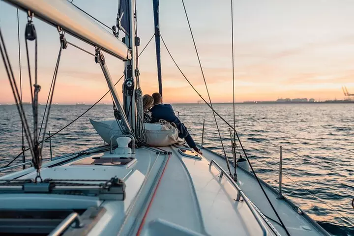 Crucero al atardecer en Barcelona liderado por Young & Local Captain