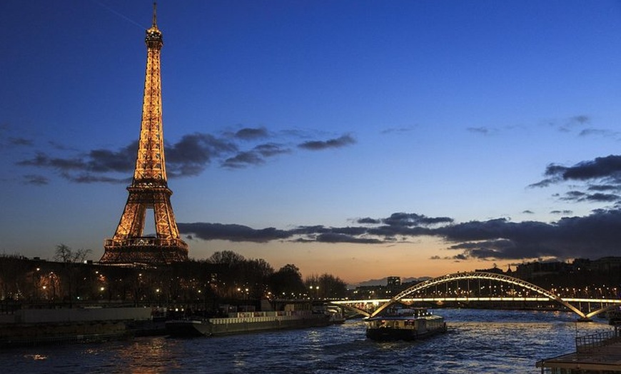 Image 2: Paris de nuit avec croisière sur la Seine et transport de luxe alle...