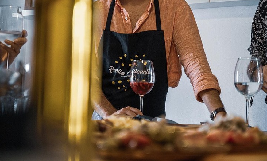 Image 4: Paella Alicante Experience: Tour por el Mercado y después cocinar j...