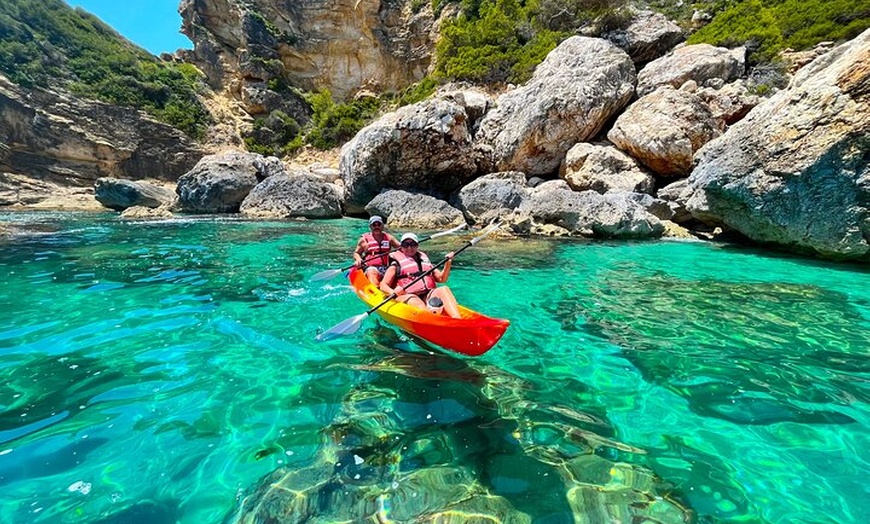 Image 1: Cuevas inexploradas y paraíso para practicar snorkel: tour en kayak...