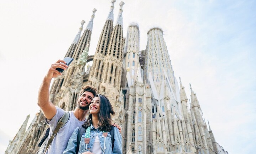 Image 4: Tour privado en bicicleta/eBike por Barcelona y entradas para la Sa...