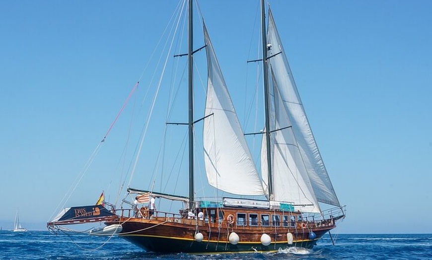 Image 13: Crucero en barco clásico: Experiencia de navegación en Barcelona